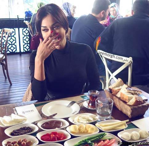 عکس صدف طاهریان و میز صبحانه خاص در ترکیه