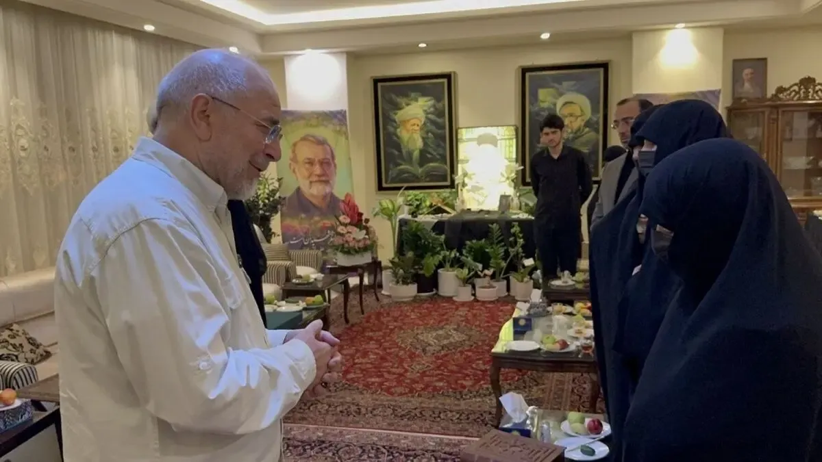 تصاویری از قالیباف در منزل شهید علی لاریجانی