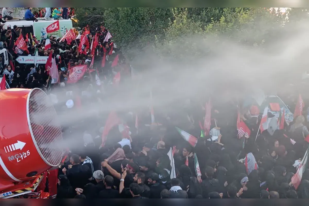 روایت آتشنشان مشهدی از عملیات میدانی در تشییع پیکر رهبر انقلاب
