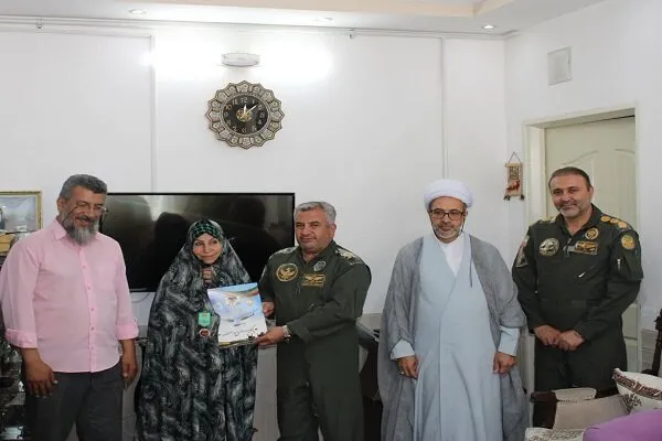 فرمانده پایگاه چهارم هوانیروز با خانواده چهار شهید دیدار کرد