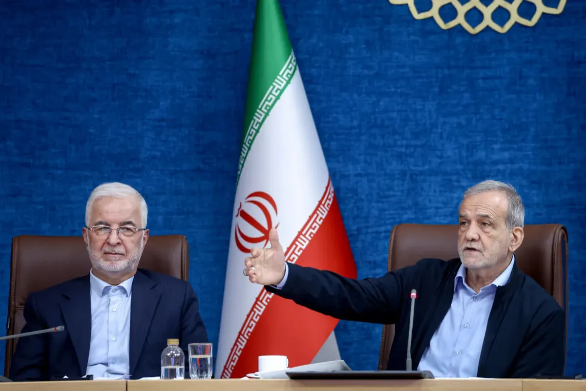 پزشکیان: اگر گروهی فکر کنند که تنها آنها عقل کل و تصمیم گیرنده هستند، ناخواسته باعث تضعیف کشور خواهند شد / [در خصوص لغو پروازها] ترامپ از آن سوی دنیا تهدید می‌کند و دستور می‌دهد و برخی از کشورها هم به دستور او گوش می‌دهند؛ همه کشورها به فکر منافع خود هستند / عراق، افغانستان، پاکستان، آذربایجان و دیگ