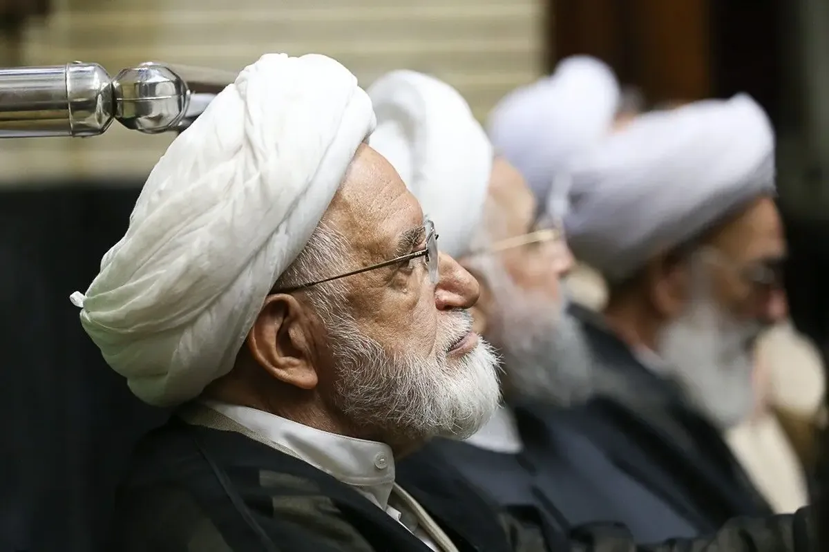 دیدهبوسی پزشکیان و کروبی در مراسم ختم احمد ناطق نوری