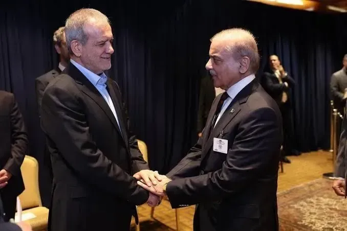 پزشکیان: تداوم رایزنیها و ابتکارات دیپلماتیک برای کاهش تنشها و جلوگیری از گسترش دامنه بحرانهای منطقهای اهمیت دارد / شهباز شریف: ما آماده تداوم ایفای نقشی سازنده و صادقانه در حمایت از صلح و ثبات منطقهای هستیم