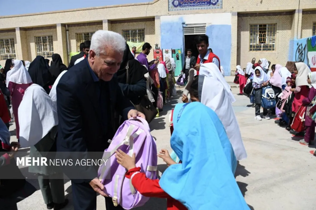 توزیع ۷۰۰ بسته نوشتافزار میان دانشآموزان راسک، سرباز و سیب و سوران