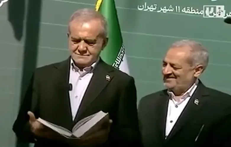 واکنش پزشکیان به حواشی پیرامون استخاره روز بازگشایی مدارس: هنگامی که قرآن را باز کردم آیهای درباره صبر آمد گفتم که ما هم باید صبر کنیم چارهای نداریم / همه تصور کردند بد آمده، اما این آیه خیلی خوب بود