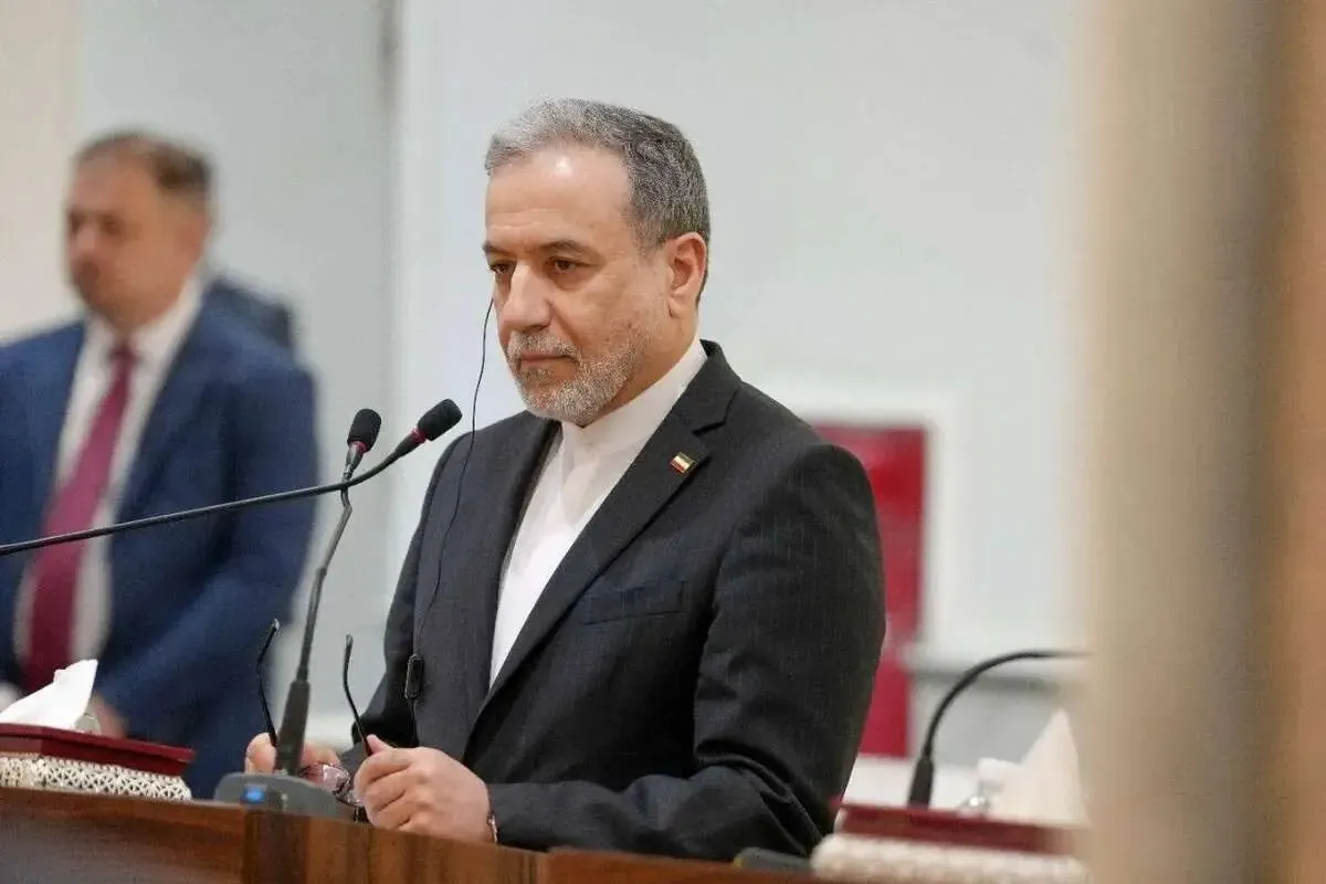 وال استریت ژورنال: سفر مقام ارشد وزارت خزانه‌داری آمریکا به چندین کشور در خاورمیانه و اروپا برای انتقال هشدار به شرکای تجاری ایران؛ «یا با تهران تجارت می‌کنید یا با واشنگتن»/بغداد: مذاکره مستقیمی با آمریکا برای مستثنی کردن برخی فرودگاه‌ها از تحریم پروازهای ایران انجام می دهیم