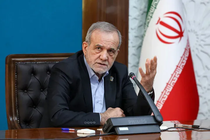روایت پزشکیان از سفر نیویورک: ما بارها میگوییم گفتوگو میکنیم، تا در جهان اینگونه مطرح نشود که ایران حاضر به گفتوگو نیست / آمریکا یا هر کشور دیگری اگر چارچوبهای قانونی و حقوق ما را بپذیرند، ما دعوا نداریم / به ما میگفتند با برخی رسانهها صحبت نکنیم، اما با رسانههای مختلف گفتوگو کردیم و آ