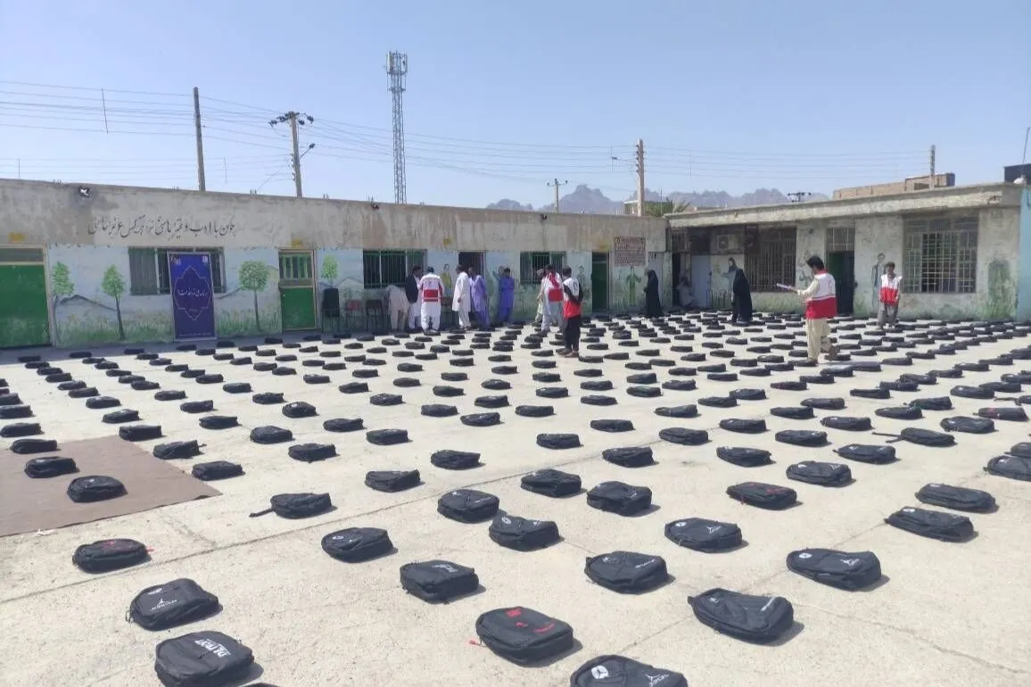 توزیع ۴۲۹ بسته نوشت افزار میان دانشآموزان خاش