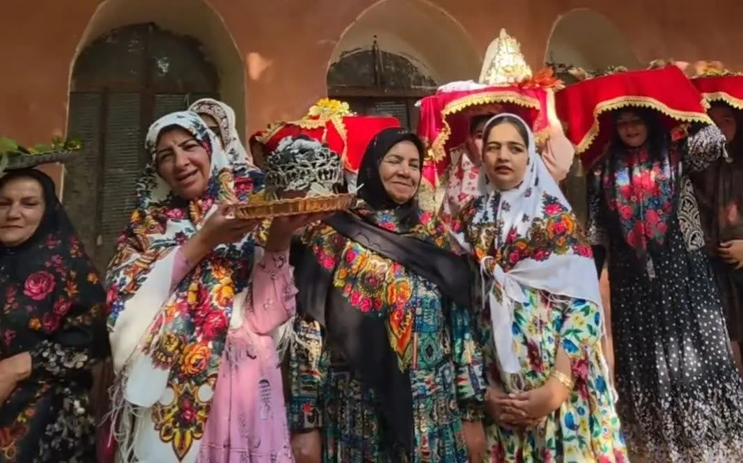 برتن کردن لباس بانوان ابیانه توسط بانوان کامو نه تنها ایرادی ندارد بلکه بسیار هم پسندیده میباشد اما ..