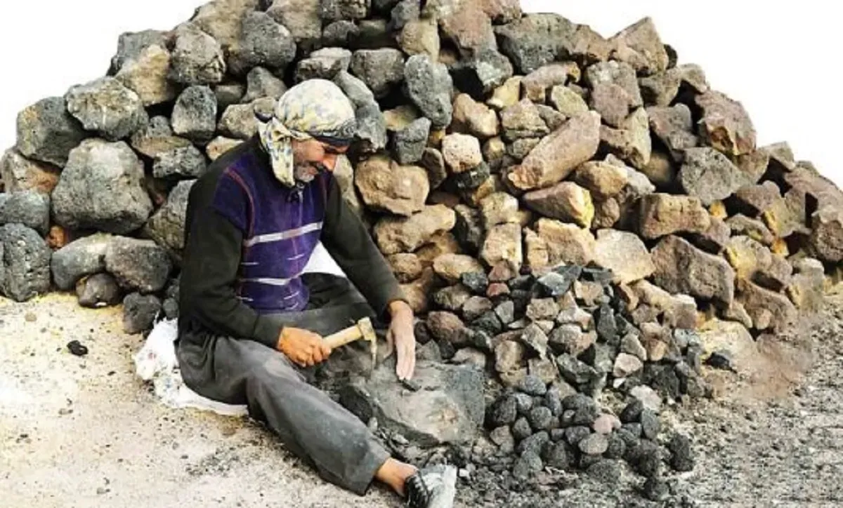 این روستا با ساخت سنگپا درآمد کسب میکند