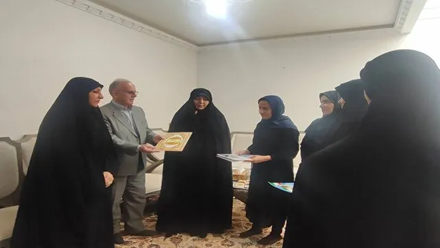 روایت بانوی صبوری که همسر و دختر شهید است / تجلیل مدیرکل امور بانوان استانداری از پرستار فداکار ارومیهای در پیشواز روز پرستار