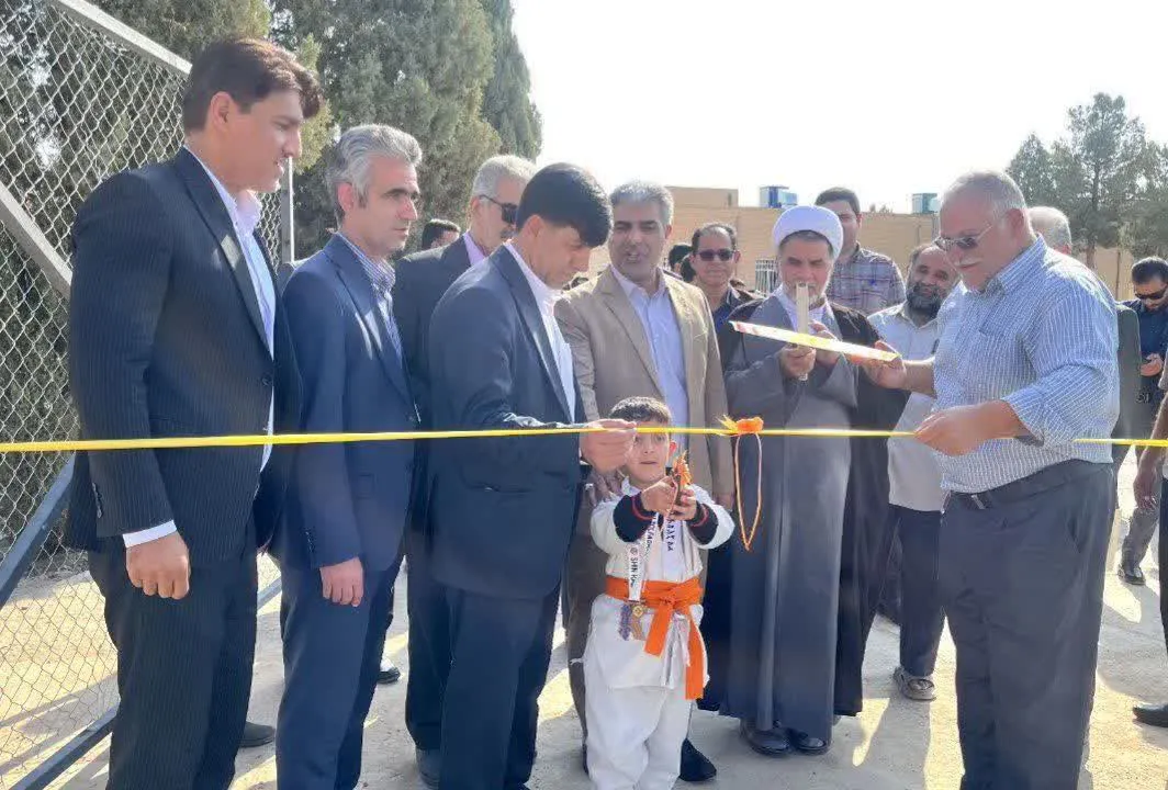افتتاح زمین چمن مصنوعی دبستان شهدای مکه مهریز با اعتبار ۲ میلیارد تومان
