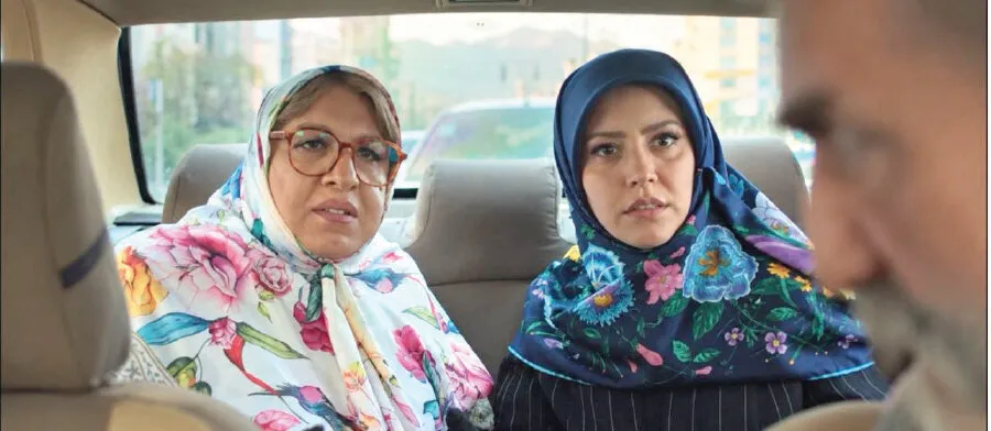روزگار تلخی که لباس زنانه بر تن «رضا عطاران» کردن، خوب میخنداند!/ از ۹۵ میلیارد فروش هفته سینمای ایران، ۶۸ میلیارد سهم «خانوموالده» شد