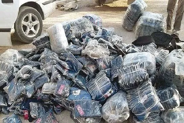 ۹۰۰ ثوب البسه خارجی قاچاق در بناب کشف شد