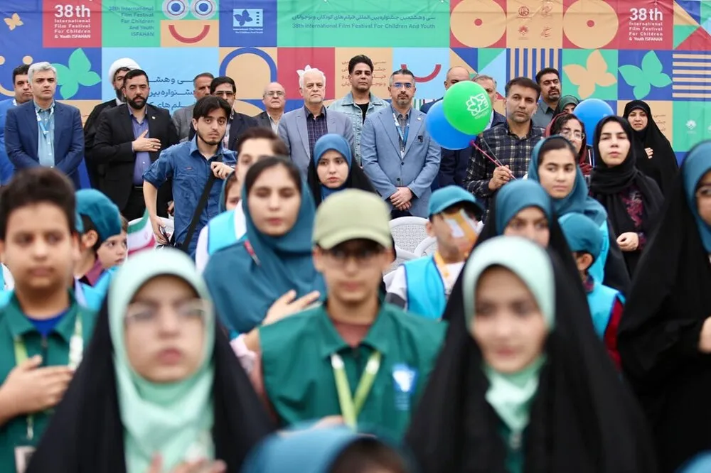آیین افتتاحیه معنوی «جشنواره فیلمهای کودکان و نوجوانان» در گلزار شهدای اصفهان برگزار شد