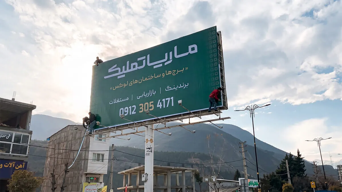 تیم اجرایی هنگام نصب بنر روی سازه بیلبورد