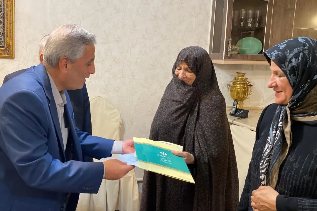 دیدار مسئولان آذربایجانشرقی با خانوادههای سه شهید دفاع مقدس