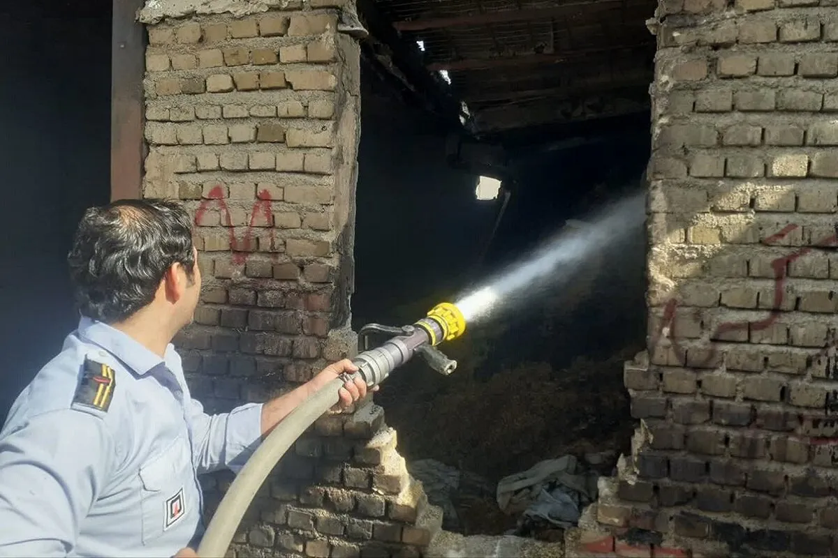 حریق انبار علوفه در روستای بدرآباد خرمآباد مهار شد