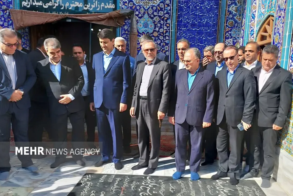 وزیر ارتباطات و فناوری به شهدای استان سمنان ادای احترام کرد