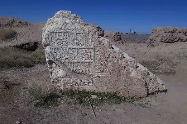 اثر تاریخی که به حال خود رها شده است؛ بلاتکلیفی قلعه سنگ سیرجان