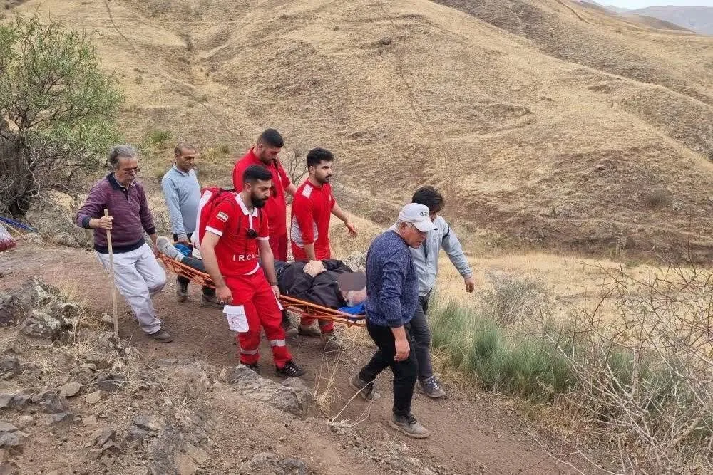 نجات طبیعتگرد مصدوم از ارتفاعات حسنآقا در هادیشهر