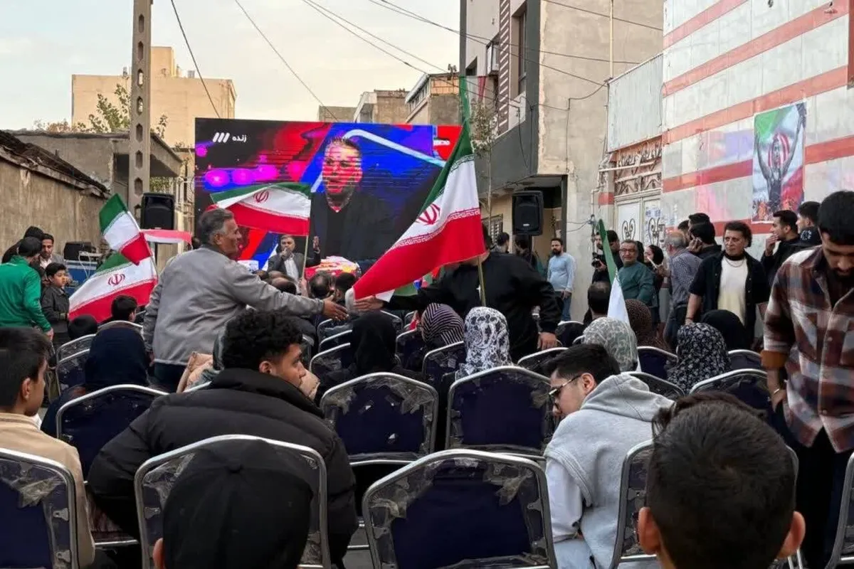 تجمع پرشور مشهدیها مقابل منزل احمد محمدنژاد جوان همزمان با فینال کشتی