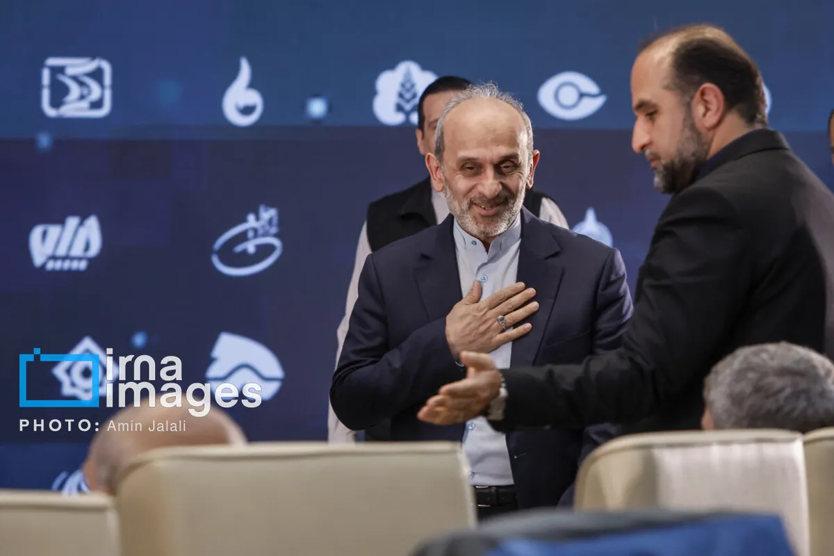 طائب و شریعتمداری و معاون پزشکیان در اختتامیه جشنواره رسانهای «ابوذر»/ داماد حدادعادل و وحید جلیلی هم بودند/ سپاهیان کوچک در آغوش حسین طائب + تصاویر