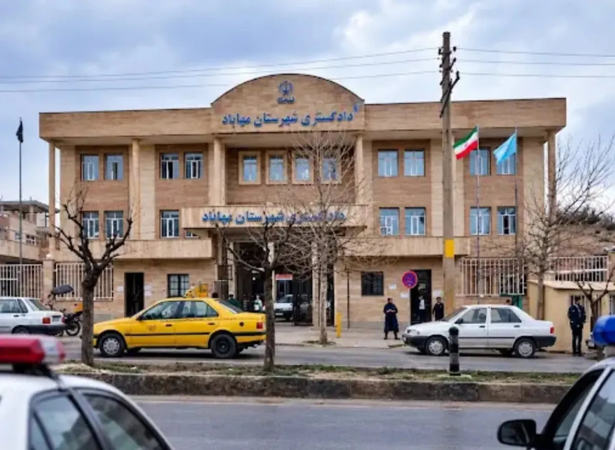 پلیس: تیراندازی مقابل ساختمان دادگستری مهاباد/ این حادثه منجر به کشته و زخمی شدن پنج نفر شده/ انگیزه این تیراندازی، اختلافات شخصی و انتقامجویی بوده/ فرزند فرد مهاجم چند سال پیش به قتل رسیده بود و وی امروز به اعضای خانواده فردی که او را مسئول قتل میداند، حمله کرده/ عامل تیراندازی توسط مأموران انتظا