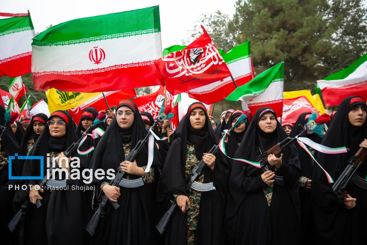 رزمایش جانفدایان در اصفهان؛ زنان با باتوم، اسلحه و کلت/ حسین طائب بدون لباس روحانیت/ تصویر «سرباز در گهواره امام مجتبی خامنهای»/ نقدعلی هم بود + عکس