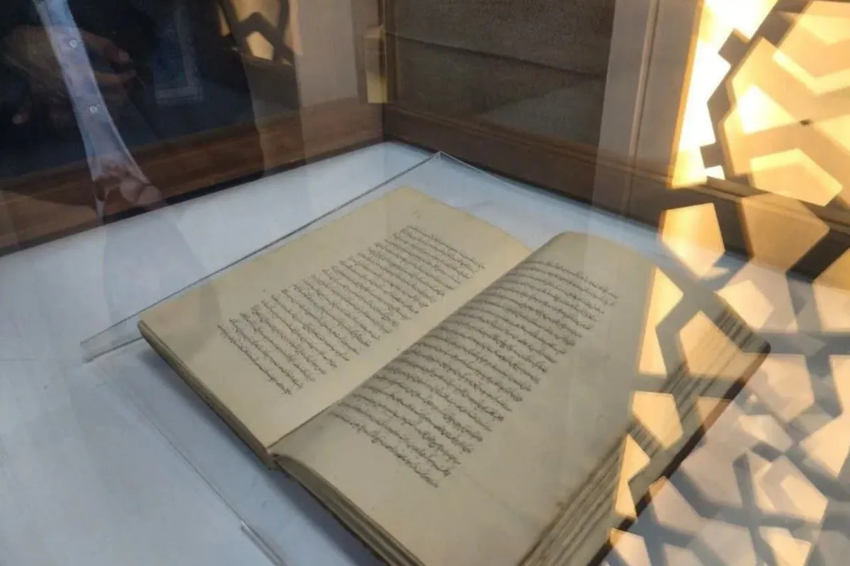 نسخه خطی تاریخ بیهقی اهدایی رهبر شهید در کتابخانه حرم رضوی رونمایی شد