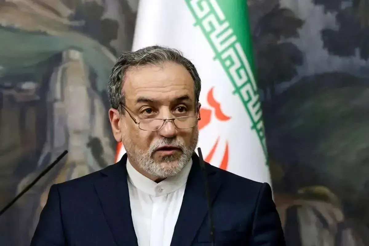 واکنش عراقچی به اتهامات نخست وزیر بریتانیا: دارید مقصر را در جای اشتباهی جستوجو میکنید