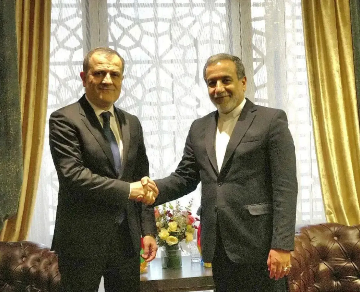 گفت‌وگوی تلفنی وزرای خارجه ایران و جمهوری آذربایجان/ تسلیت جیحون بایراموف به عراقچی در پی درگذشت خواهر وی