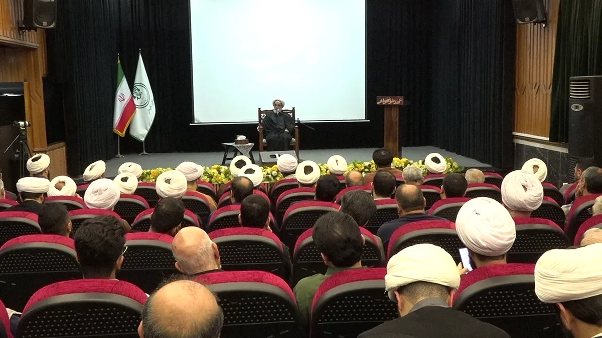 ادبیات روحانیون و مداحان نباید منجر به دین‌زدگی شود