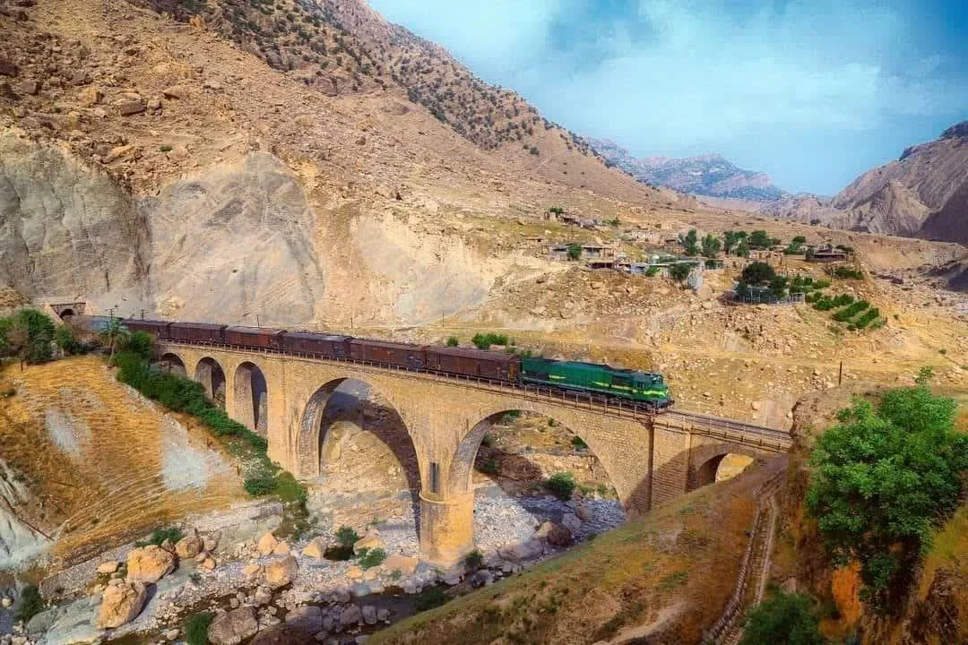 تخلیه و بارگیری ۸۴ هزار و ۸۱۱ تن انواع بار در راه آهن زاگرس در استان خوزستان