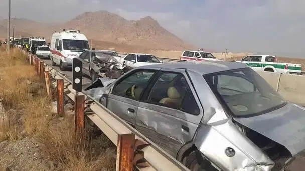 برخورد زنجیرهای ۱۰ خودرو در محور ارومیه–سلماس؛ ۱۵ نفر مصدوم شدند