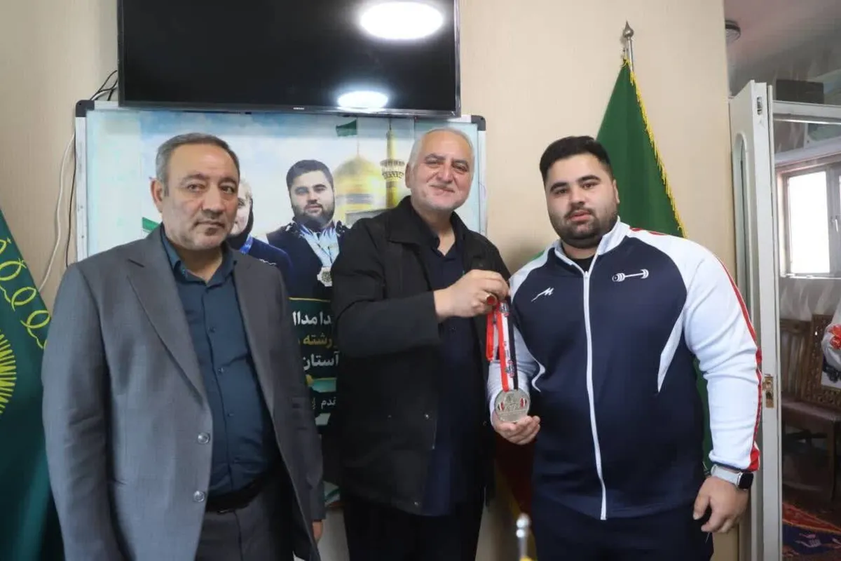 اهدای مدال‌های بین‌المللی وزنه‌برداران اردبیلی به آستان قدس رضوی