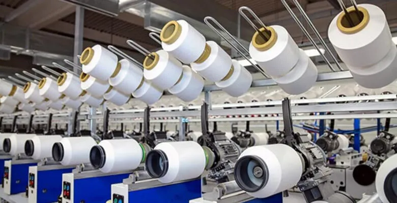 نمایی از فناوری‌های نوین صنعت نساجی شامل هوش مصنوعی، تولید پایدار، منسوجات هوشمند و خطوط تولید پیشرفته