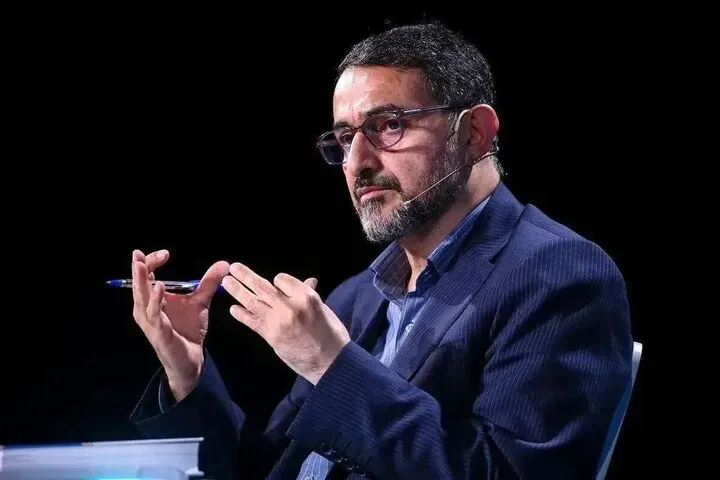 مجتبی زارعی، عضو کمیسیون امنیت ملی: تذکر رهبر انقلاب به صداوسیما / برخی خبرها حاکی است اخیرا رهبر انقلاب پس از اینکه از ترکیب متنوع بعثت مردمیِ تهرانیها در یکی از میادین شهر مستحضر میشوند و همزمان نیز از تنگ نظرانه بودن تنوع اجتماعی گستردهی همان میدان روی آنتنِ پخش التفات مییابند، دلگیر شدند و
