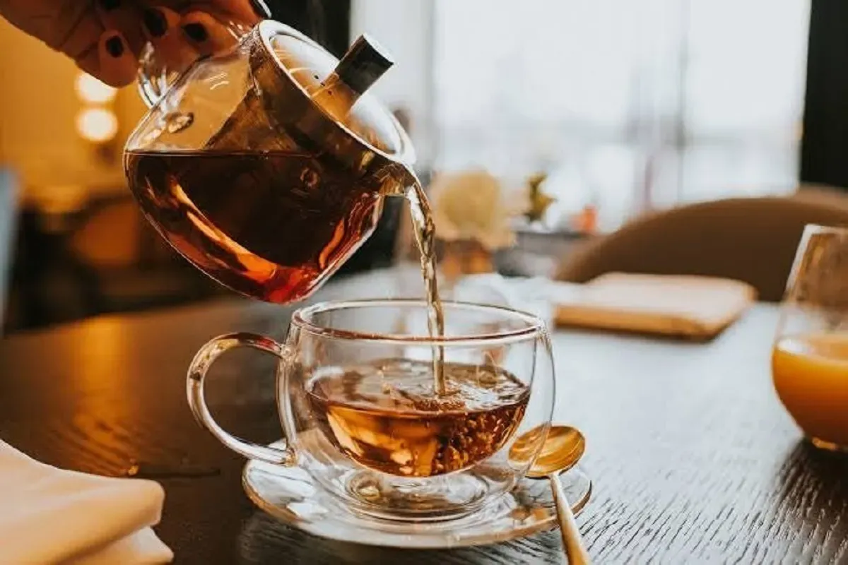 ۲ راز دم کردن چای خوشرنگ و لبسوز ایرانی که کمتر کسی میداند!