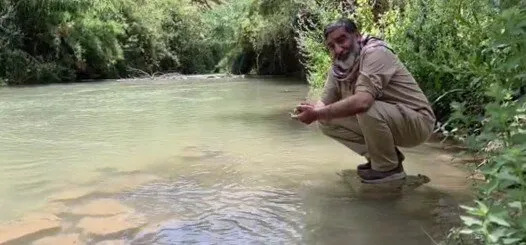 حسین یکتا در رودخانه لیتانی وضو گرفت؛ به کوری چشمشان، جلوی چشم اسرائیلی‌ها  وضو می گیریم و نماز هم در بیت‌المقدس ان‌شاءالله!