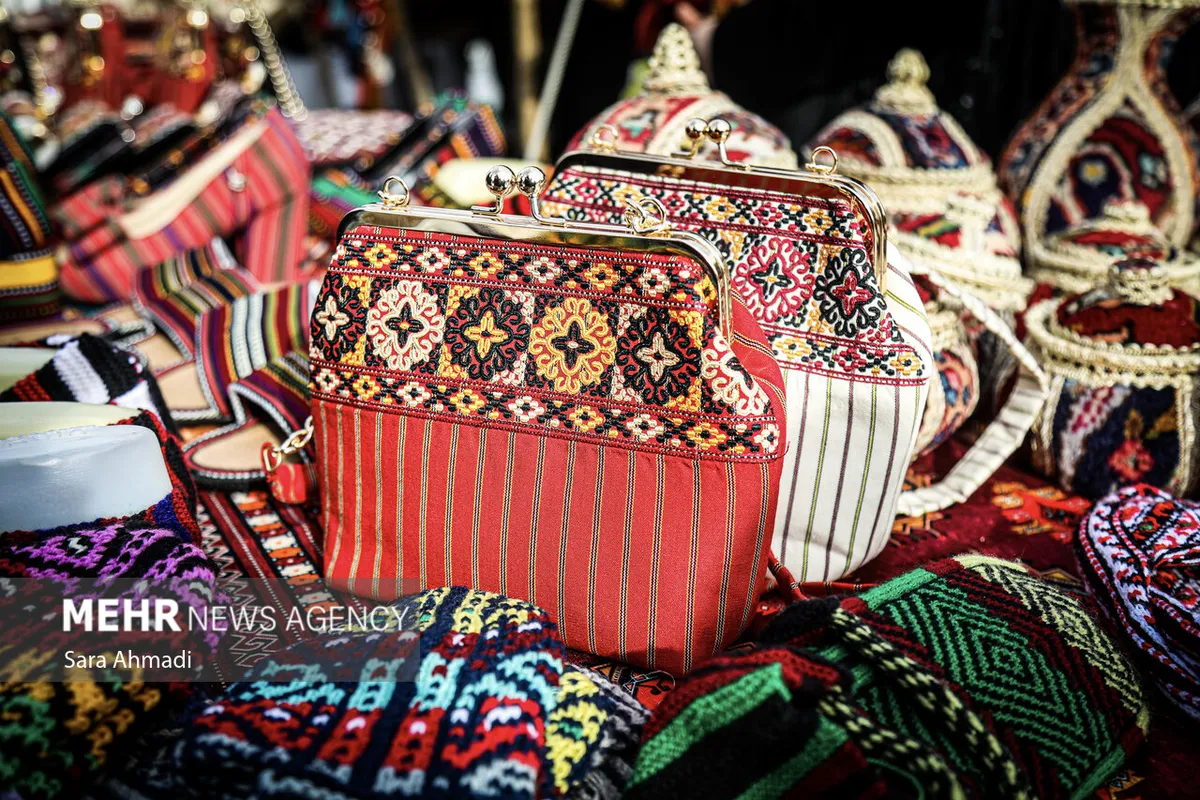 ۸ اثر نفیس بانوان گلبهاری در سبد سوغات قرار گرفت
