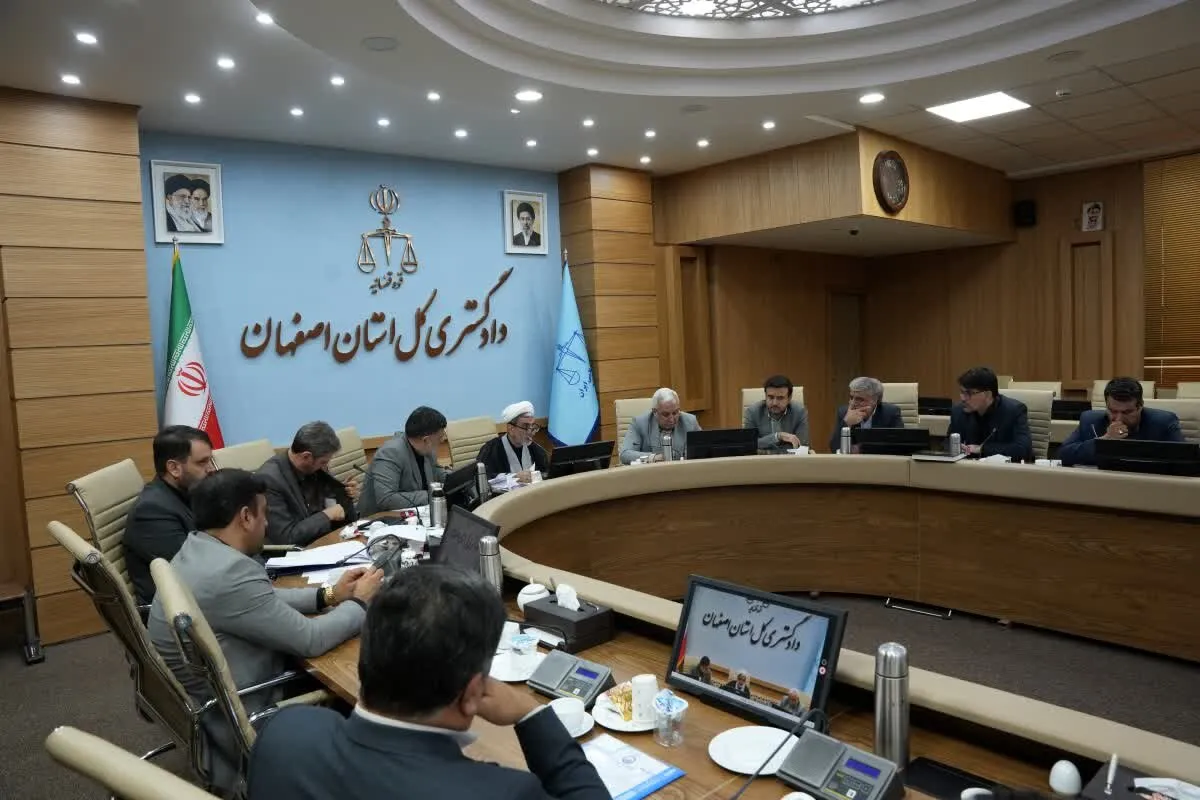 دادگستری اصفهان به موضوع جاری کردن فاضلاب به زایندهرود ورود میکند