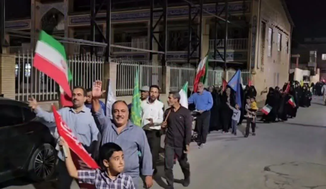 پیادهروی مردمی و اهتزاز پرچم مقدس ایران تا گلزار شهدای گردفرامرز برگزار شد