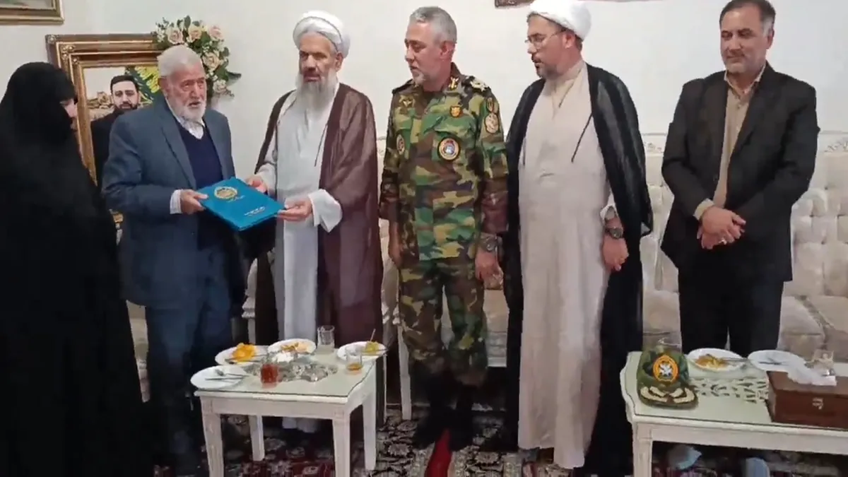 اهدای لوح تقدیر ارتش به خانواده استاندار شهید مالک رحمتی