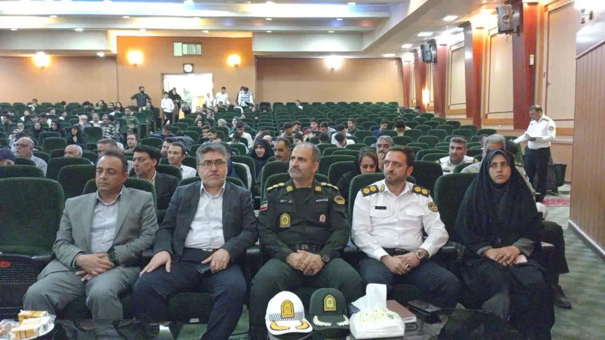 برگزاری همایش تجلیل از نمونههای ترافیکی و کلاهی برای زندگی در خمینیشهر