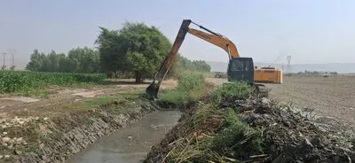 لایروبی زهکش مجاور روستای سیلابک شهرستان بهبهان