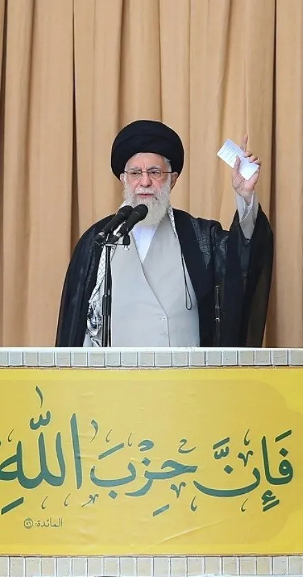 تکبیر آیت‌الله سیدمجتبی خامنه‌ای در هنگام ایراد خطبه‌ی نماز جمعه نصر توسط رهبر شهید + تصویر