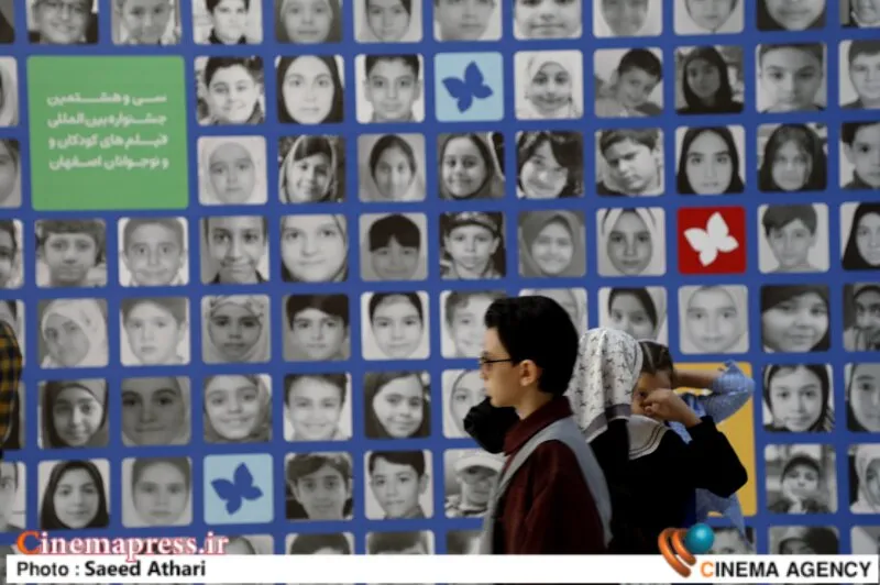 از انتخاب شایسته «گلزار شهدای اصفهان» به‌عنوان محل برگزاری «افتتاحیه» تا عدم لحاظ حداقل‌های لازم برای استفاده از بضاعت رسانه‌ای مراسم افتتاحیه یک «رویداد بین المللی سینمایی»!
