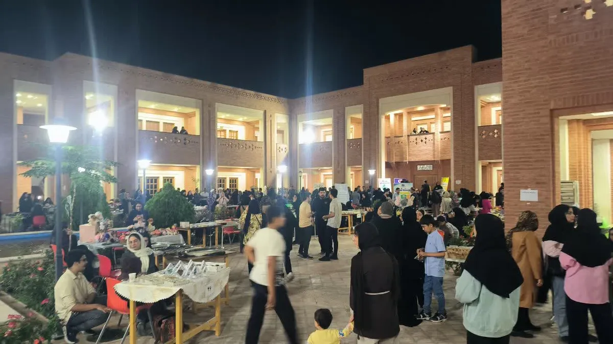 برپایی بازارچه مشاغل خانگی و صنایعدستی در پردیس مهریز دانشگاه یزد