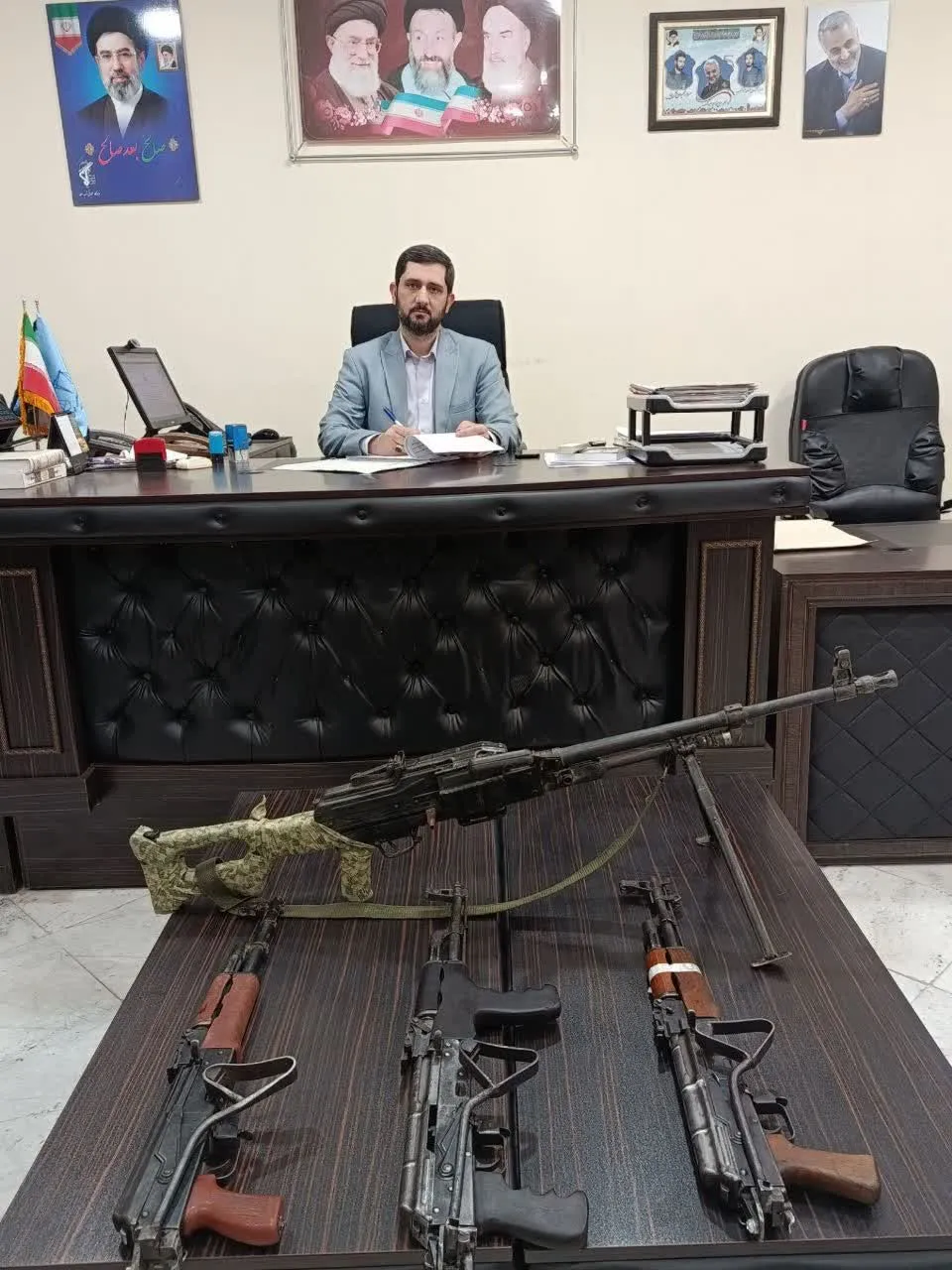 تحویل یک تیربار گرینوف و ۳ کلاشینکف به دادستانی عنبرآباد